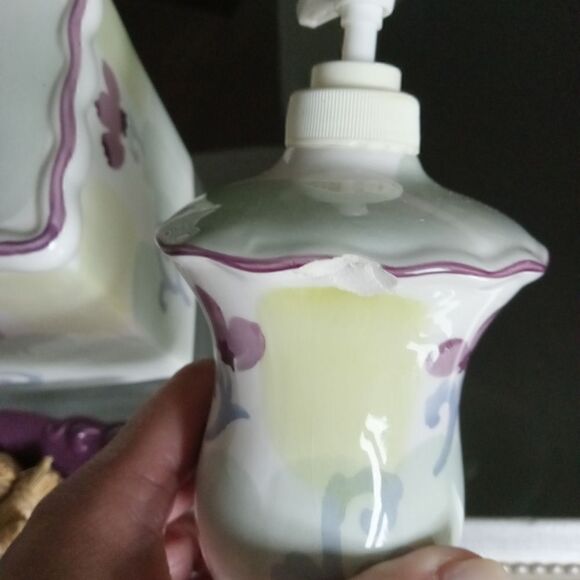 11 piece set of bathroom accessories with towels. - Picture 3 of 3